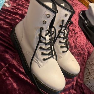 Size 9 air wave ladies Dr martens